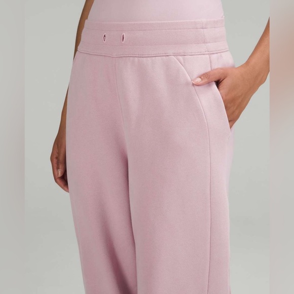 Lululemon Scuba High-Rise Relaxed Jogger
Pink Peony - Picture 2 of 9